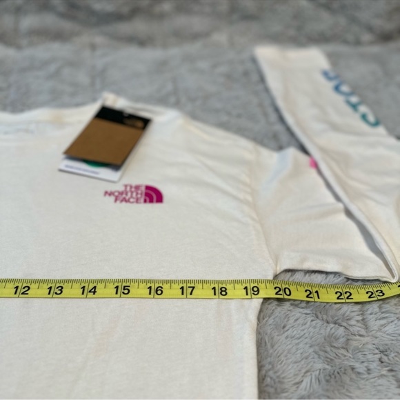 The North Face Girls We Never Stop Graphic T-shirt - Picture 5 of 7